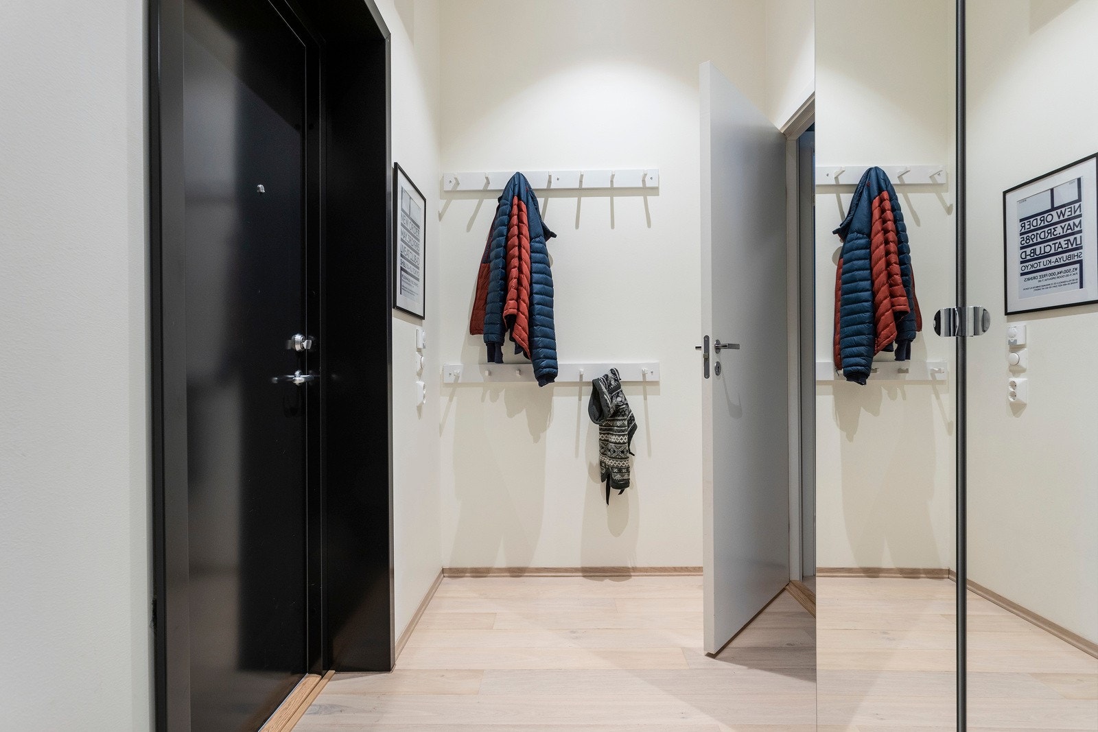 Romslig entré med garderobeløsning og annet ønsket møblement. Galleribilde