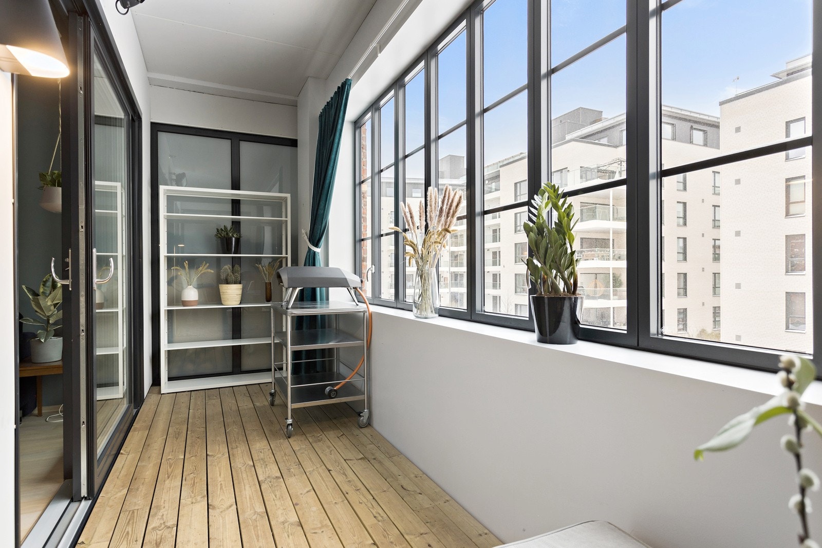 Herlig innglasset balkong med utestrøm, utelys og balkongvarmer. Galleribilde