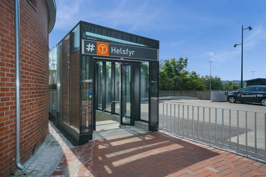 Området gir suveren mulighet for offentlig kommunikasjon via buss, T-bane og flybuss. Nærmeste holdeplass ligger 3 minutter fra boligen. Galleribilde