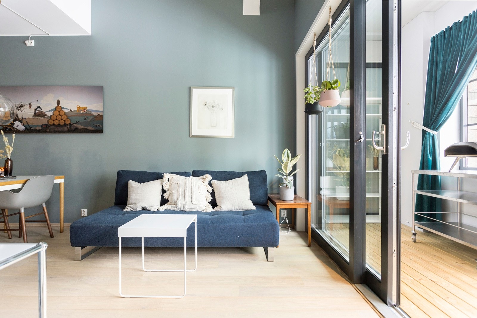 God plass til sofagruppe og øvrig møblement, samt spisebord. Galleribilde