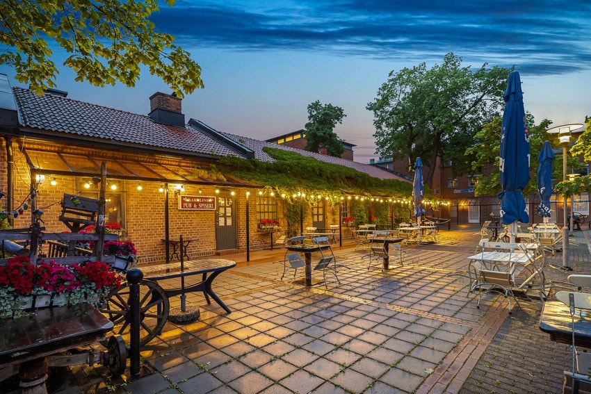 Fyrstikktorget ligger ca. 100 meter fra boligen og byr blant annet på frisør, apotek, søndagsåpent Joker, Fresh Asian Fusion, Baker Hansen mm. - Galleribilde