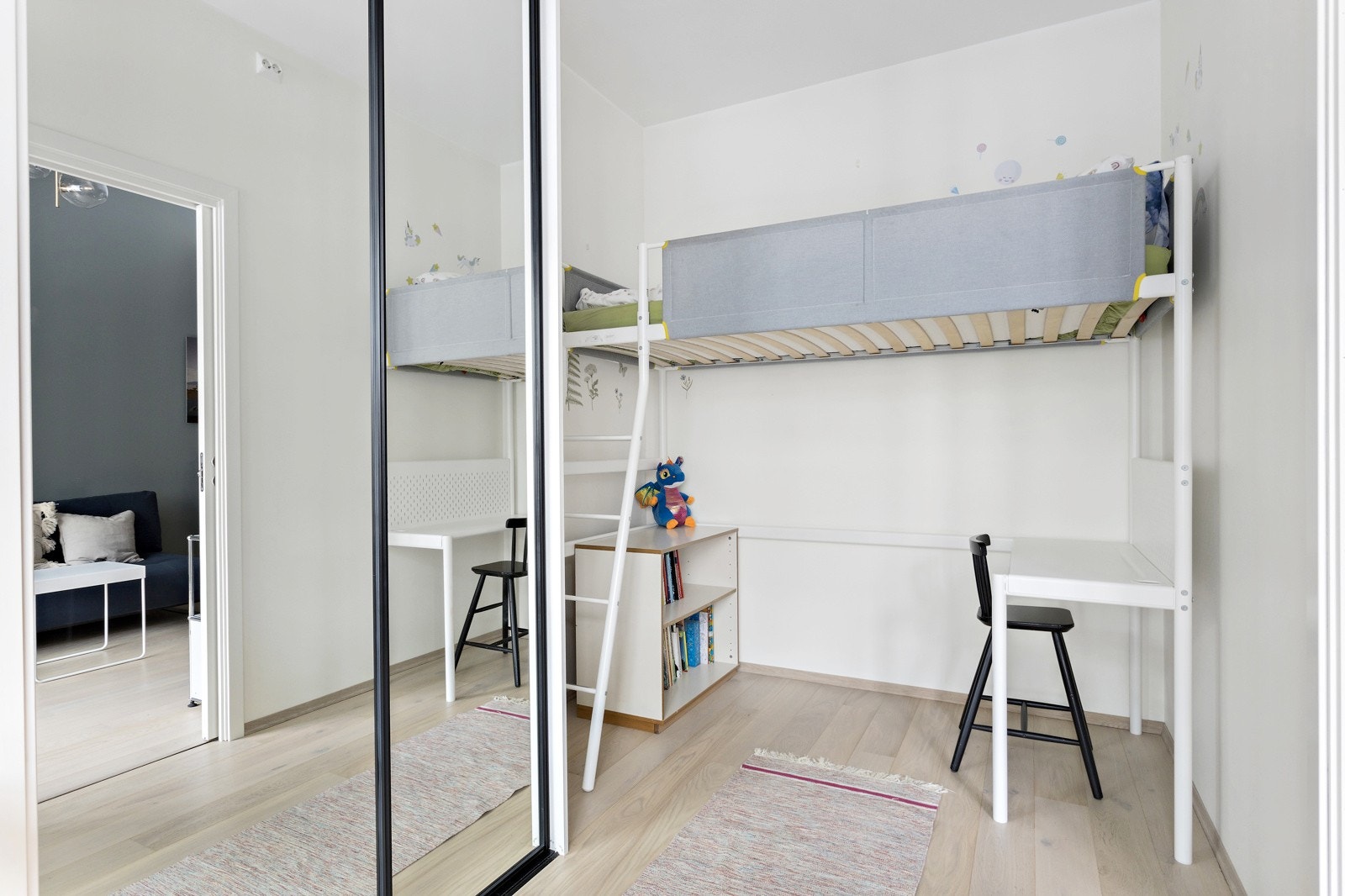 Soverom II. God størrelse. Det er plass for dobbeltseng og garderobeløsning. Rommet passer ypperlig som gjesterom, kontor eller barnerom. Galleribilde