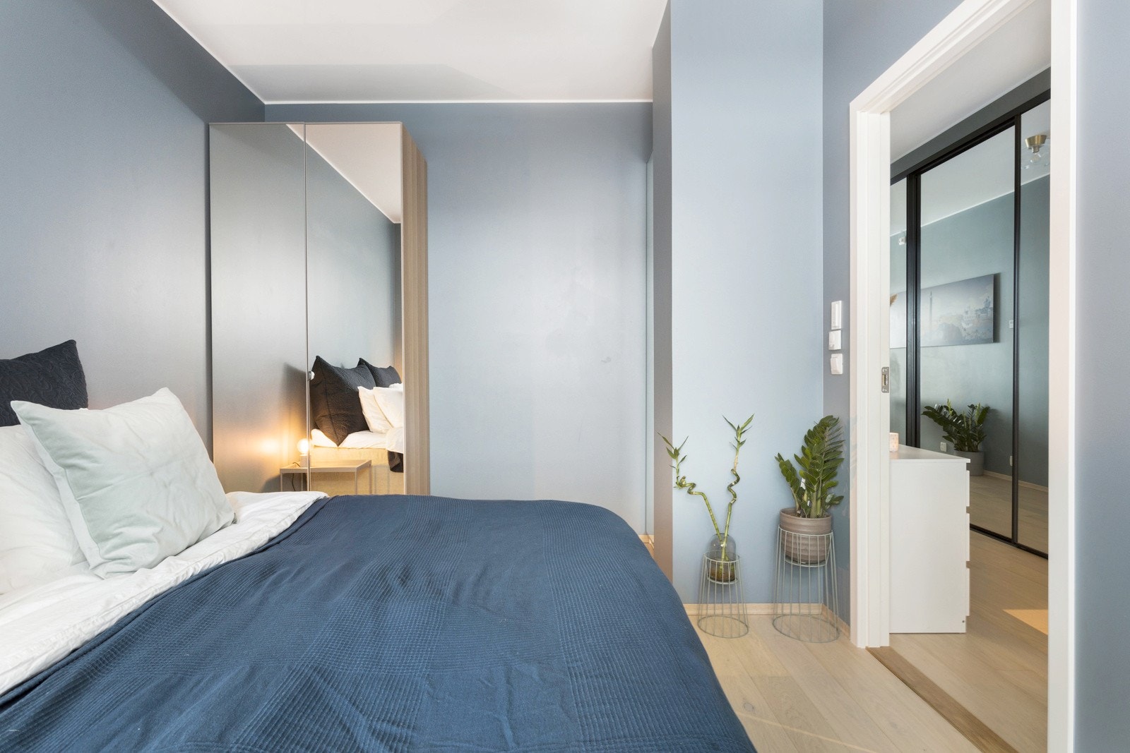 Soverom I. God størrelse holdt moderne og tidsriktig farge som står i stil med resten av leiligheten. Det er plass til dobbeltseng, nattbord og garderobeløsning. Galleribilde