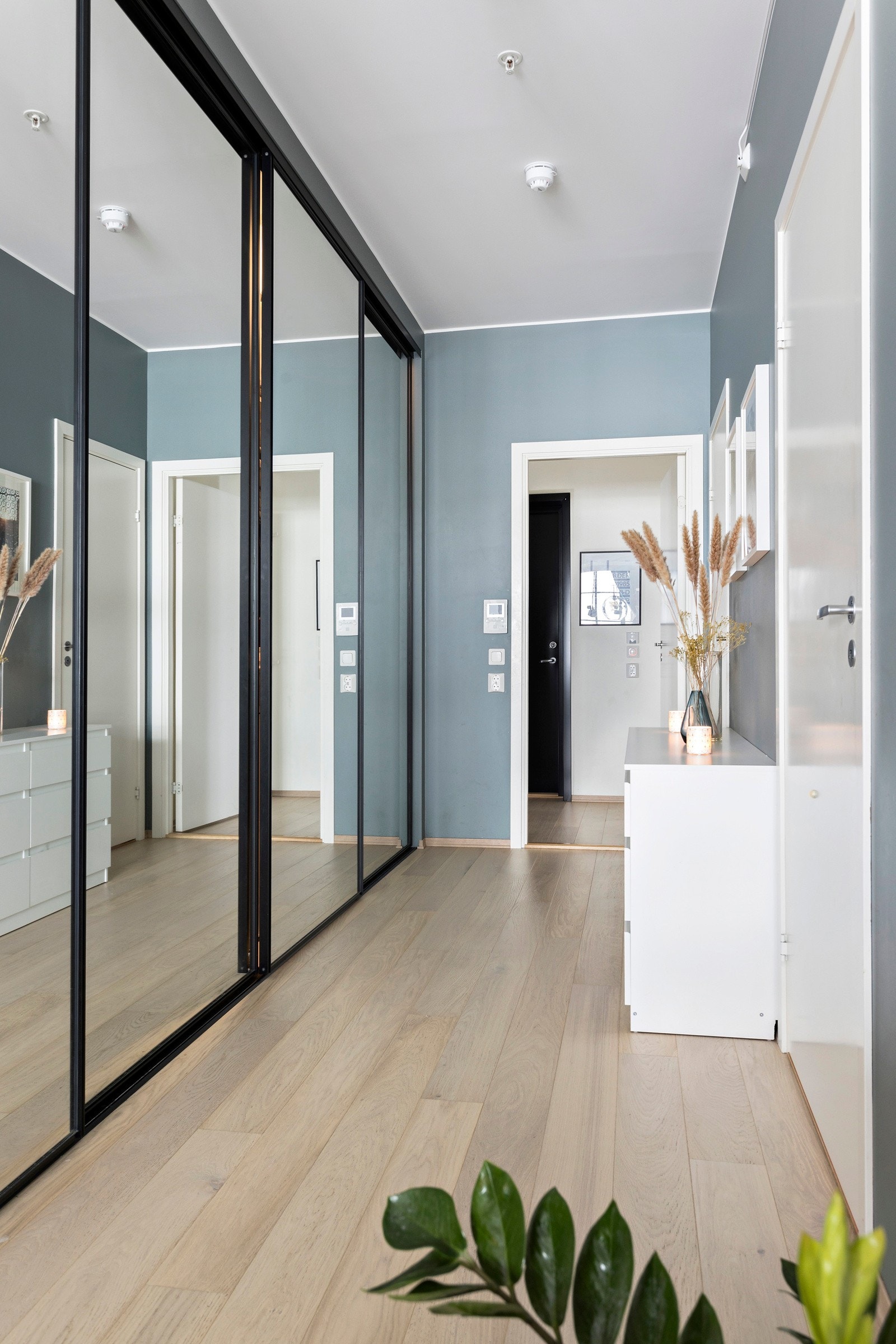 Allerede i entreen gis det et innbydende førsteinntrykk av denne lekre leiligheten. Galleribilde