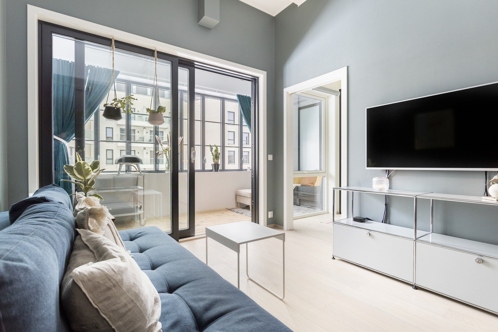 God takhøyde og store vindusflater som slipper inn behagelig og naturlig lys. Rommets gode størrelse gjør det enkelt å plassere spisestue, sofagruppe og Tv-løsning. Utgang til en herlig, innglasset vinterhage på ca. 10 kvm. Galleribilde