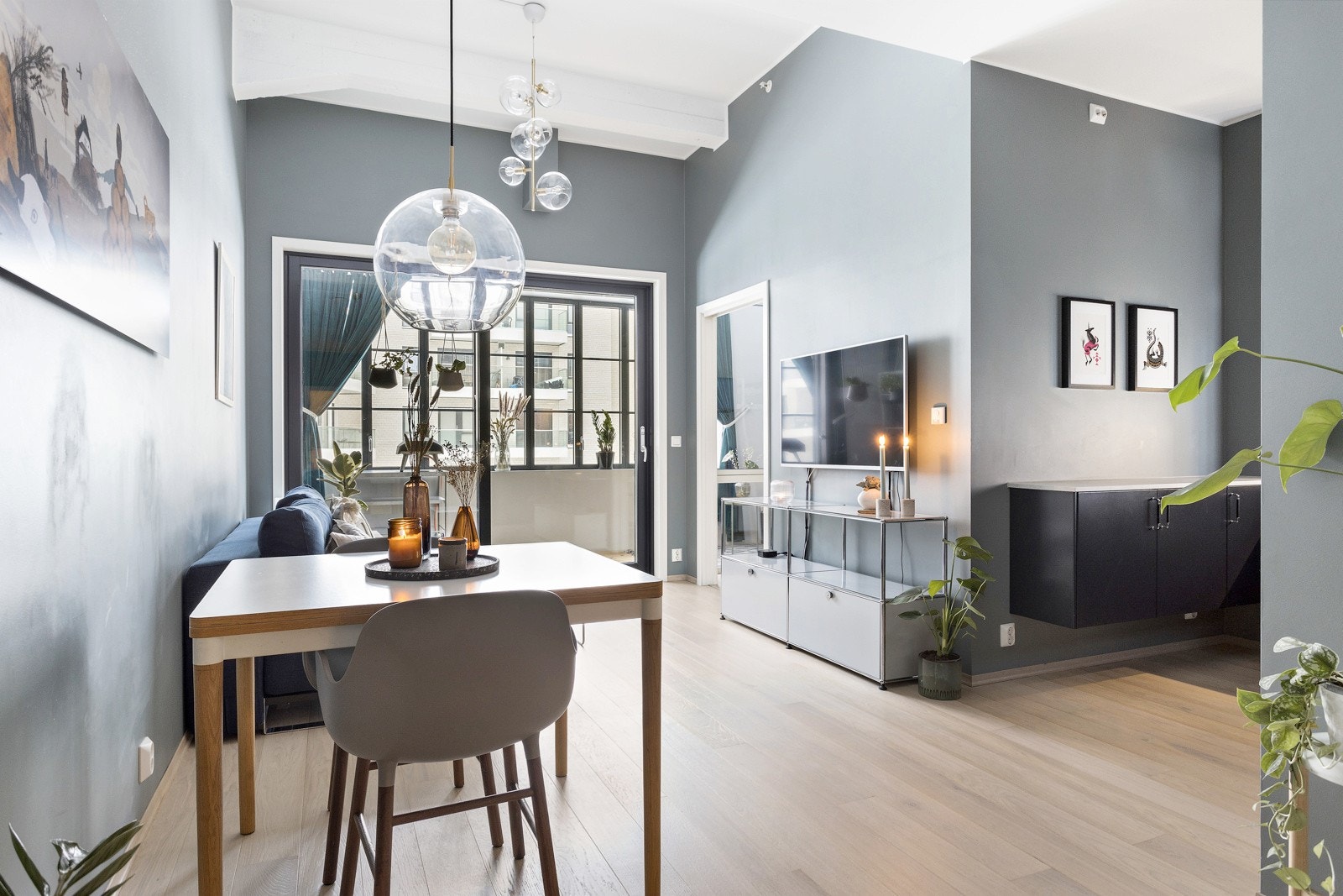 Spisestue med plass til flere gjester. Galleribilde