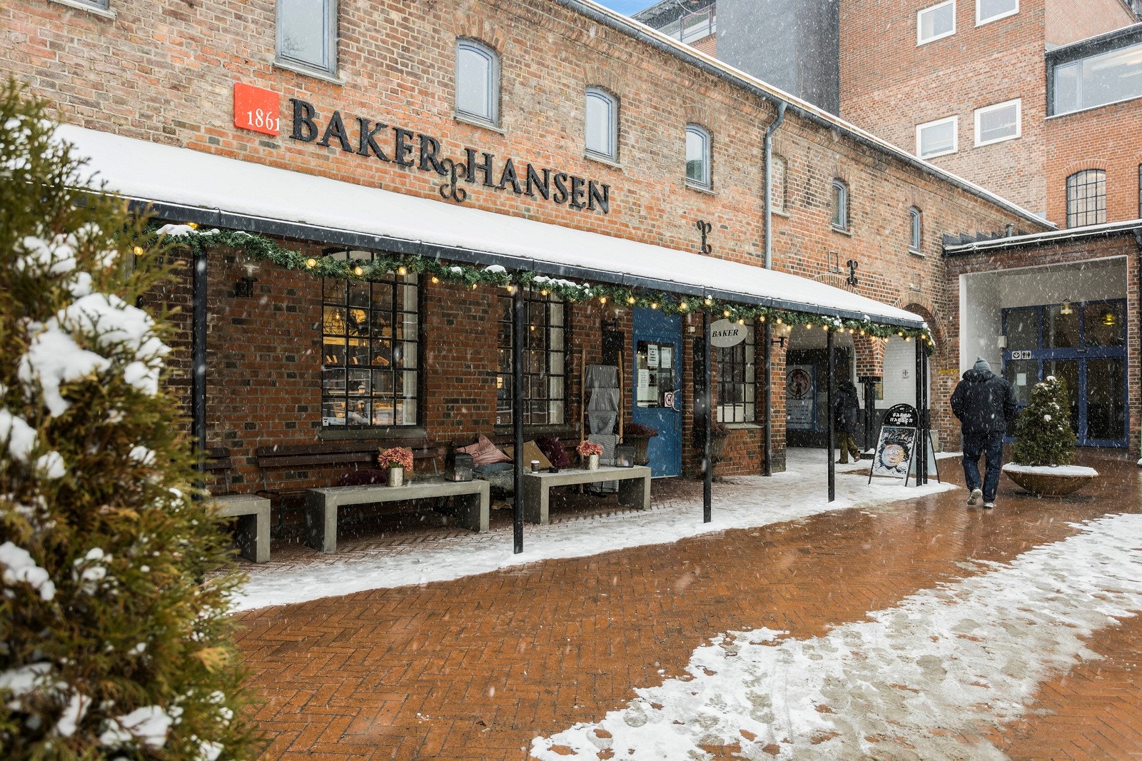Baker Hansen ca. 100 meter fra boligen. Galleribilde