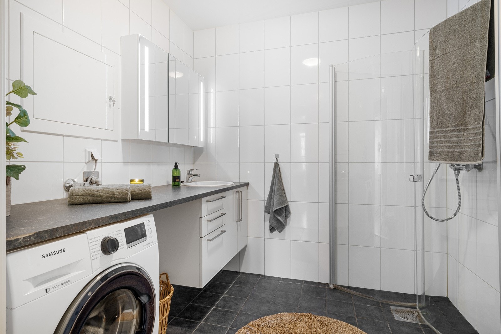 Lekkert, flislagt bad på 5 m² Galleribilde