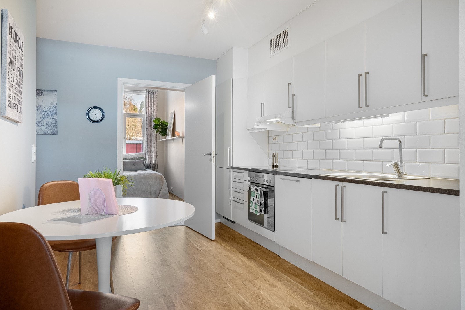 I tilknytning til kjøkkenet er det plass til et frokostbord Galleribilde