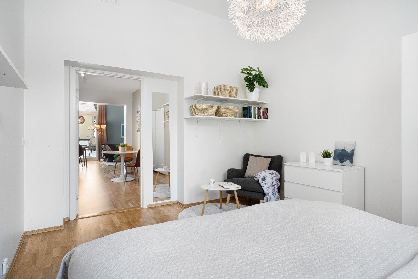 Her er det god plass til både dobbeltseng og ønsket garderobeløsning Galleribilde