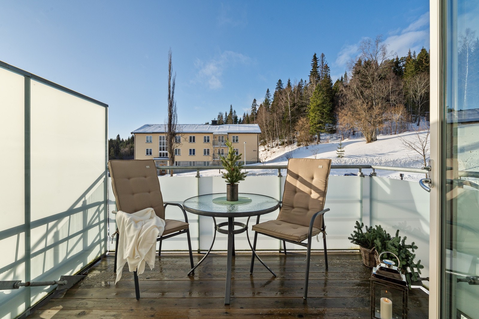 Fra balkongen på 7 m² kan du nyte gode solforhold og en luftig utsikt over frodige grøntarealer på sommerstid Galleribilde