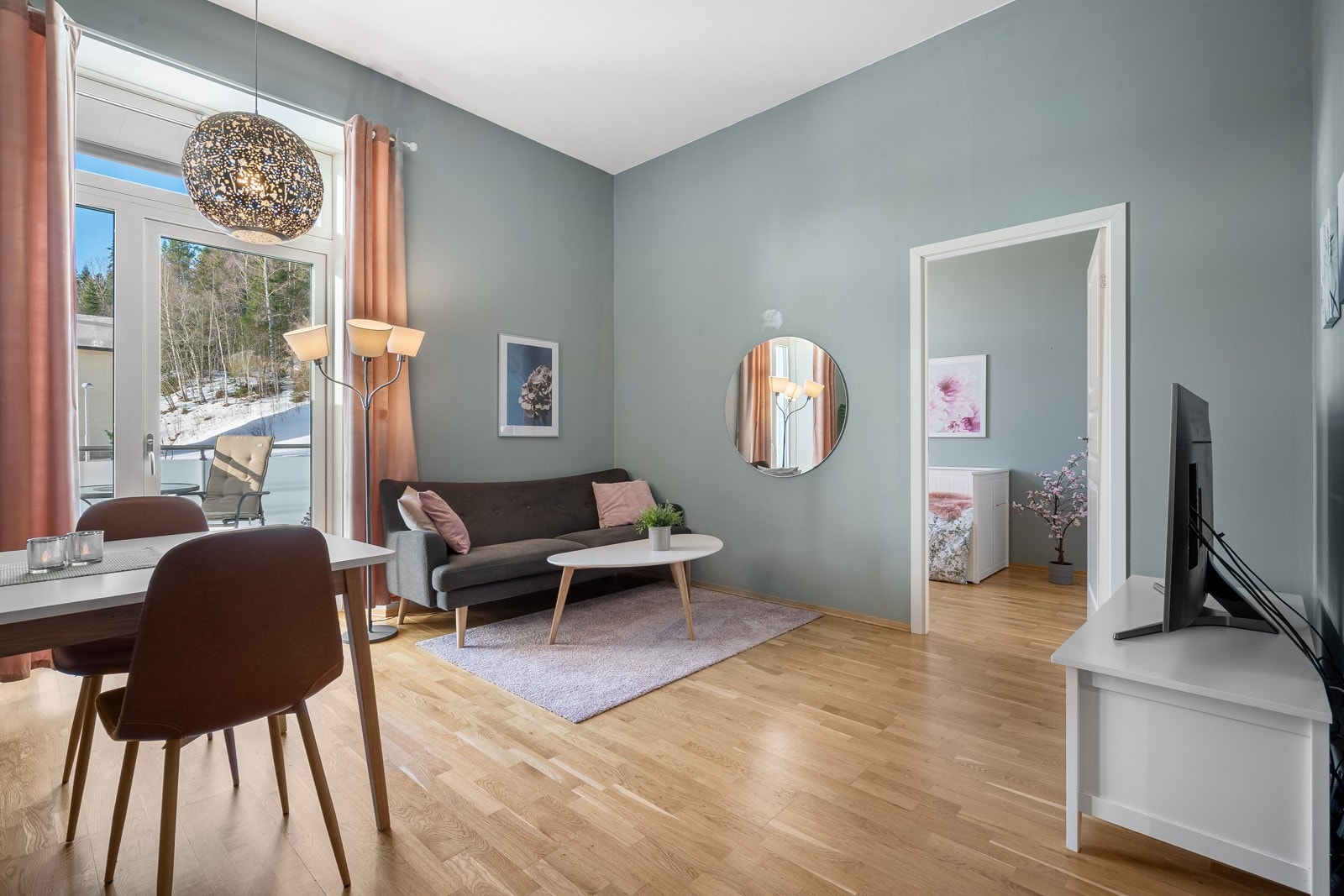 Store vindusflater setter et lyst og luftig preg på leiligheten Galleribilde