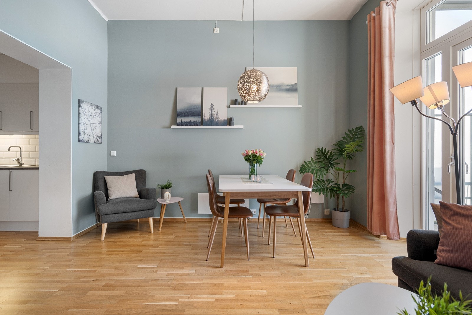 Leiligheten har gjennomgående bruk av 3-stavs eikeparkett i alle rom for utenom bad og bod Galleribilde