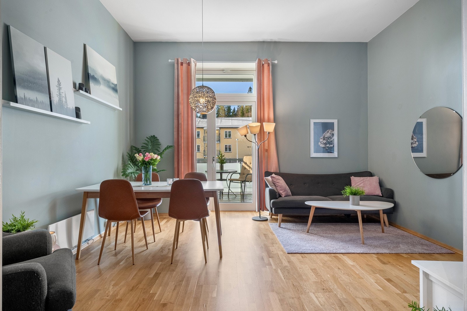 Leiligheten byr på en rekke gode kvaliteter som blant annet en romslig planløsning med 3 gode soverom og en svært generøs takhøyde Galleribilde