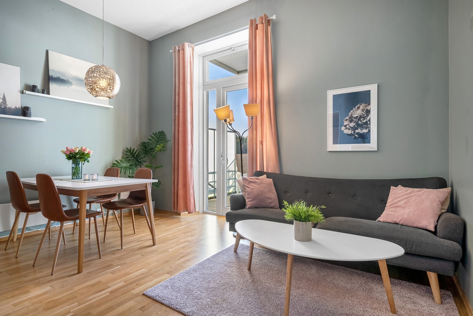 Stuen er på 17 m² med god plass til flere sittegrupper, samt spisebord Galleribilde