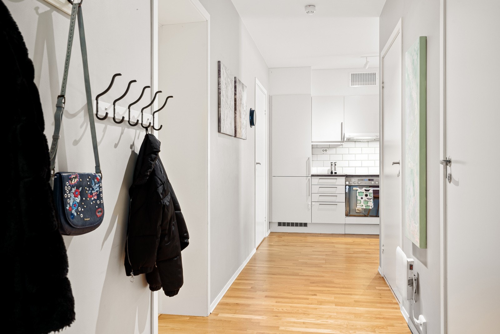 Lyst og innbydende inngangsparti på 5 m² med plass til oppheng av yttertøy- og sko Galleribilde