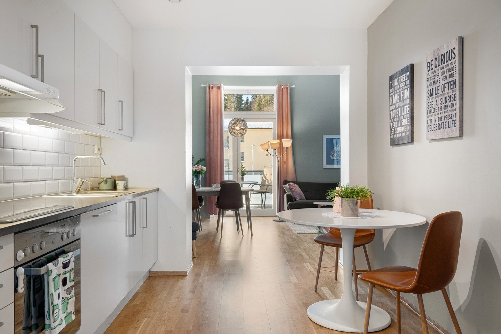 Flott kjøkken på 10 m² med integrert kjøl/fryseskap, oppvaskmaskin, stekeovn og platetopp. Disse medfølger handelen Galleribilde