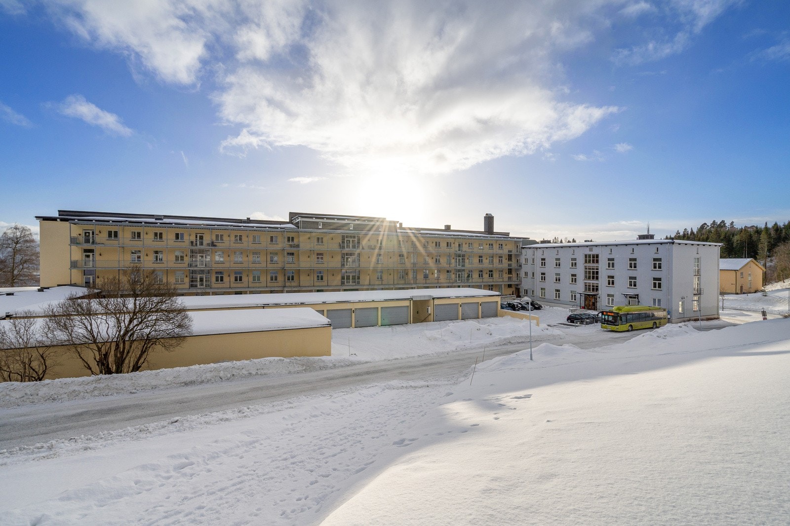 Bygget ligger i et rolig og trygt område, uten gjennomgangstrafikk Galleribilde