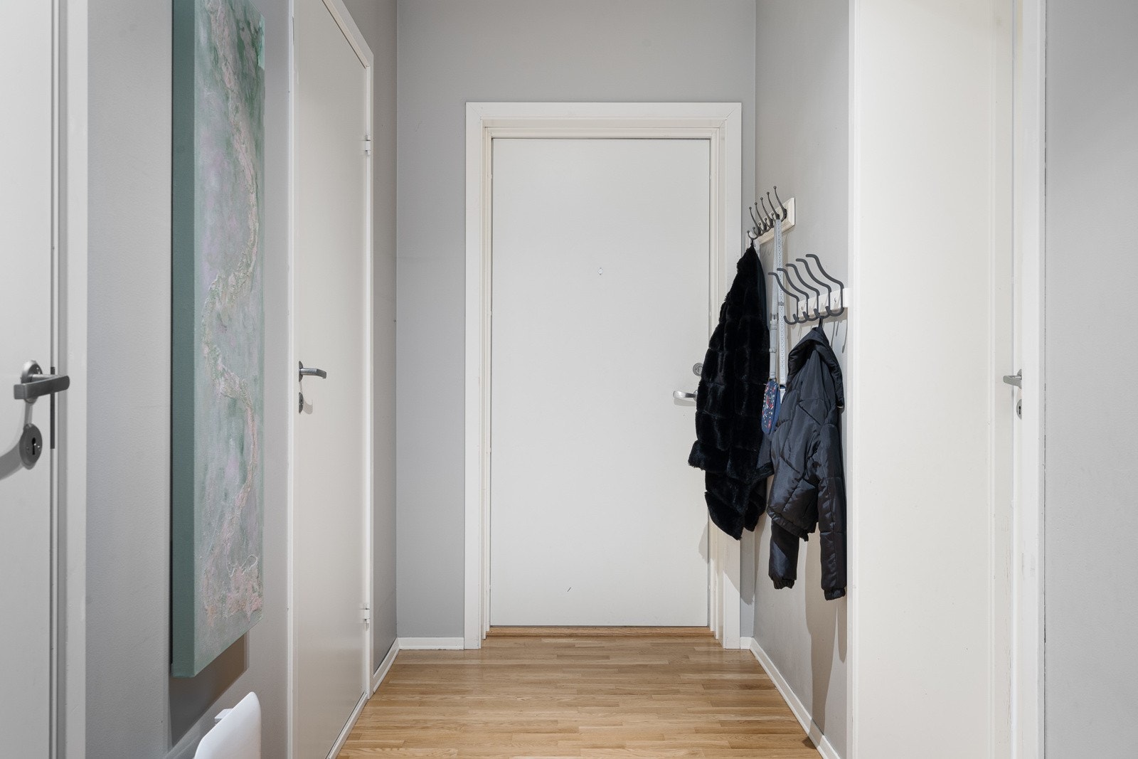 Leiligheten deler felles gang kun med en annen leilighet. Yttergangen kan også benyttes til oppbevaring av sko Galleribilde