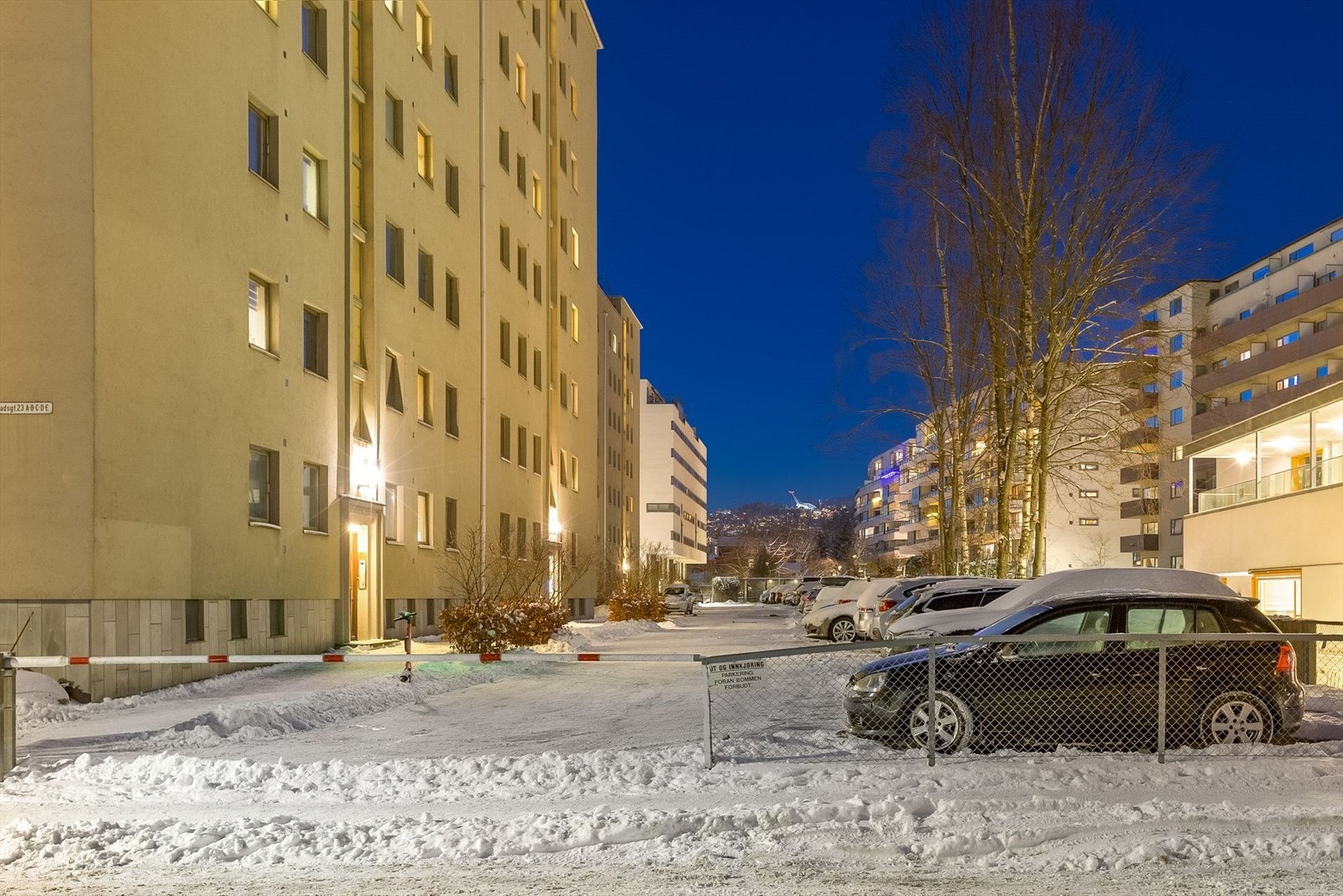 Fellesområder med parkeringsplasser utenfor inngangsparti. Herfra er det utsikt til hoppbakken i Holmenkollen. Galleribilde