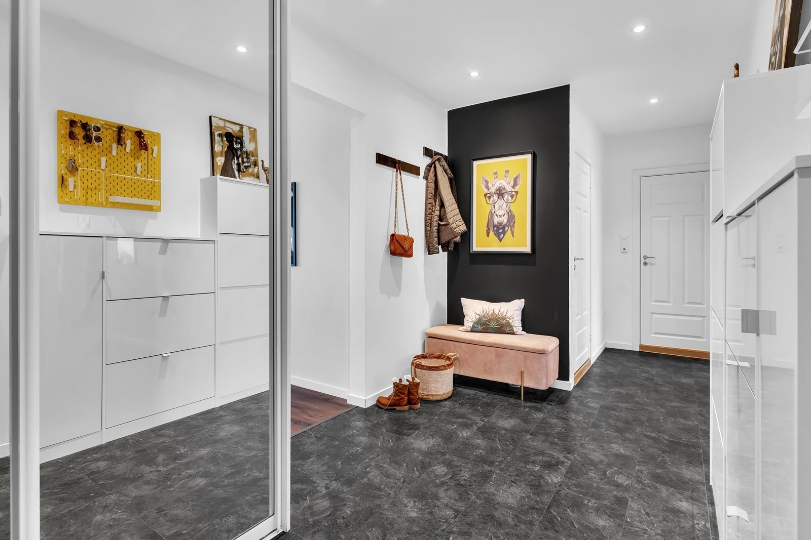 Downlights i tak som styres via smartsystemet (Philips Hue). Galleribilde