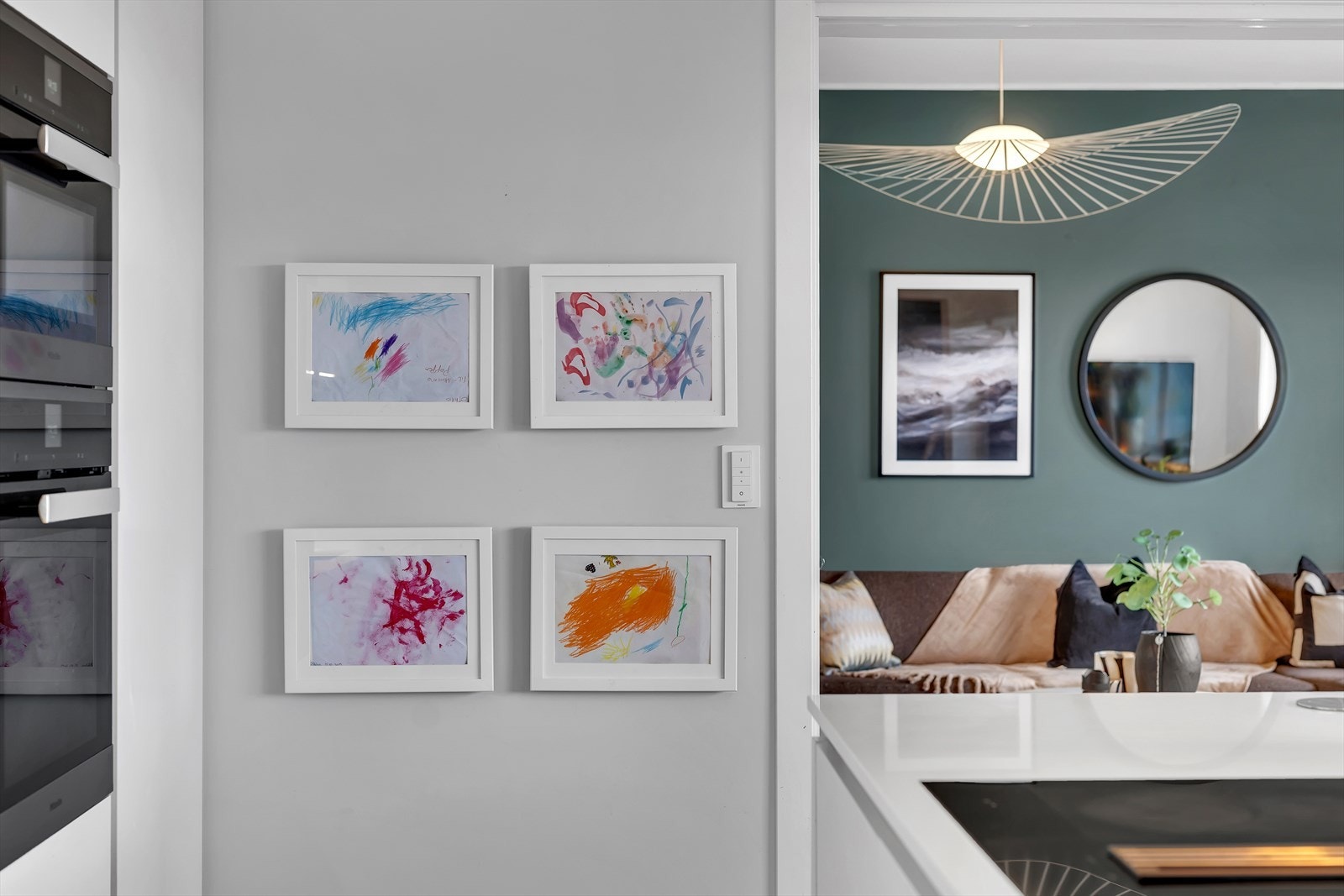 I alle rom (bortsett fra bad/toalett) er det smartbelysning fra Philips Hue som kan styres via fjernkontroll eller app. Galleribilde
