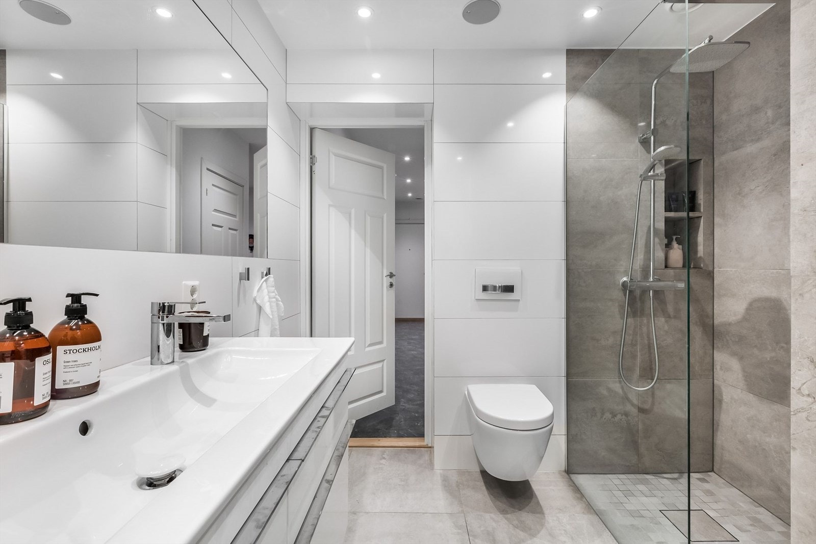 Badet ble pusset opp i 2018 og det foreligger dokumentasjon på utført arbeid fra Bademiljø. Vakre fliser og downlights samt høyttalere i tak. Galleribilde