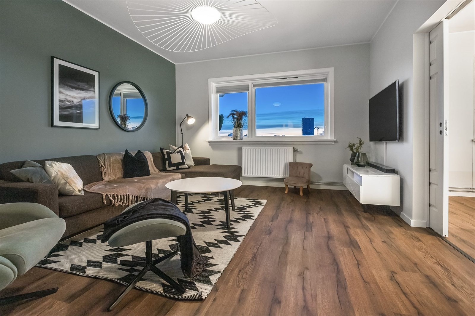 Romslig stue oppusset i en moderne og tidsriktig men klassisk stil. Galleribilde