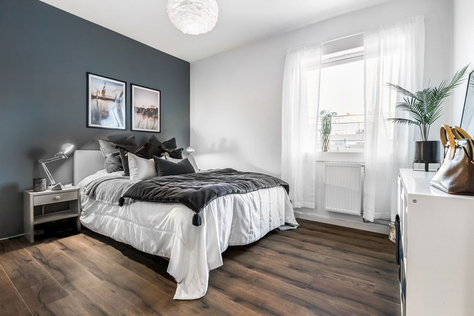 Hovedsoverommet er lyst med stor vindusflate og oppleves lunt. Galleribilde