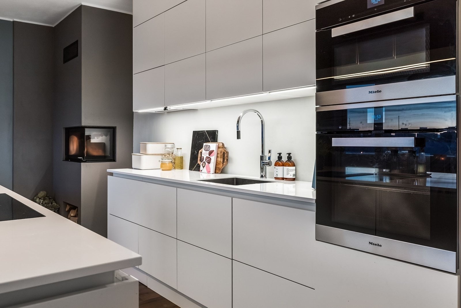 Praktisk med integrert Miele stekeovn og kombiovn. Galleribilde