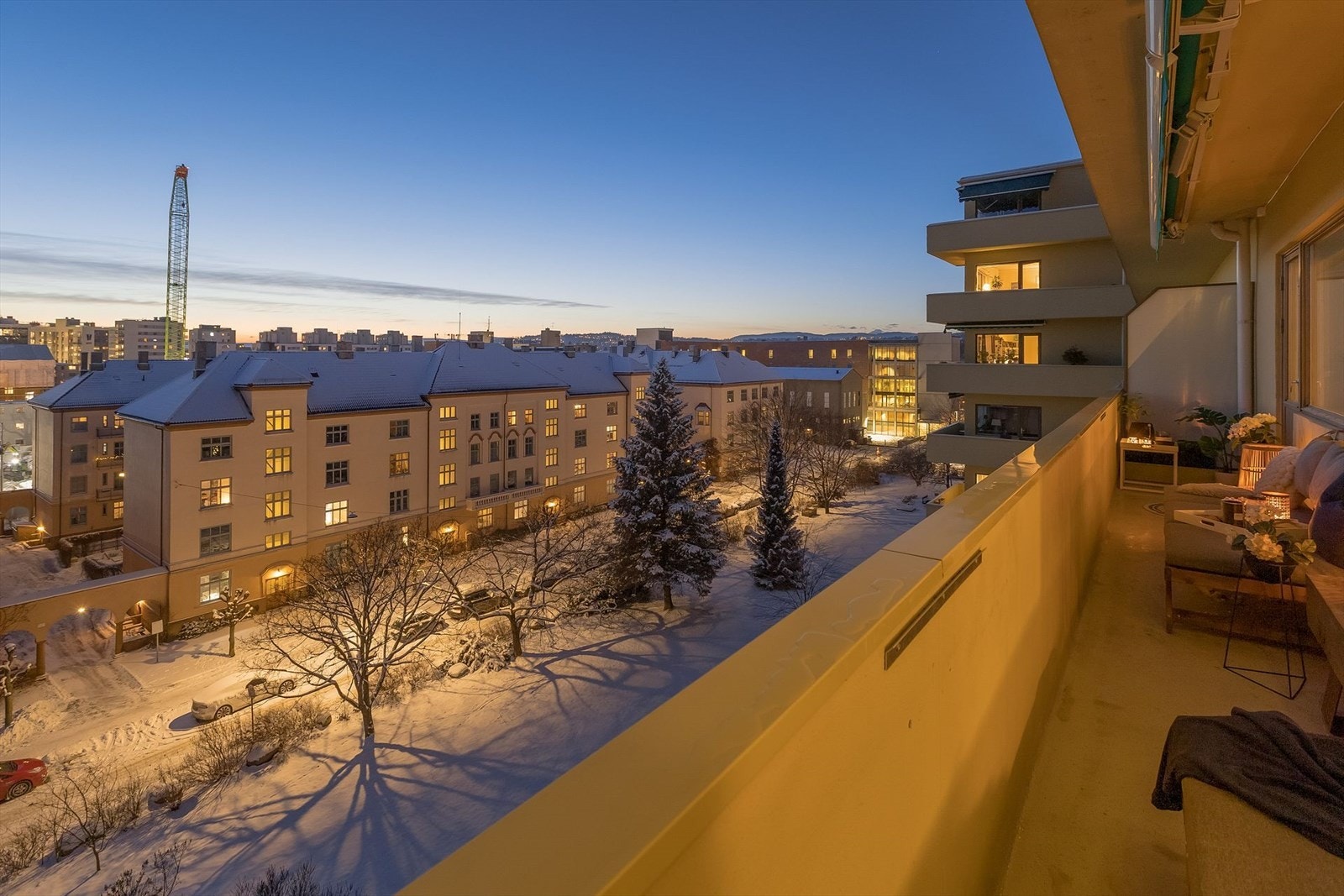 Fra balkongen har man full oversikt over den flotte forhagen til sameiet og vidstrakt utsikt utover byen. Galleribilde