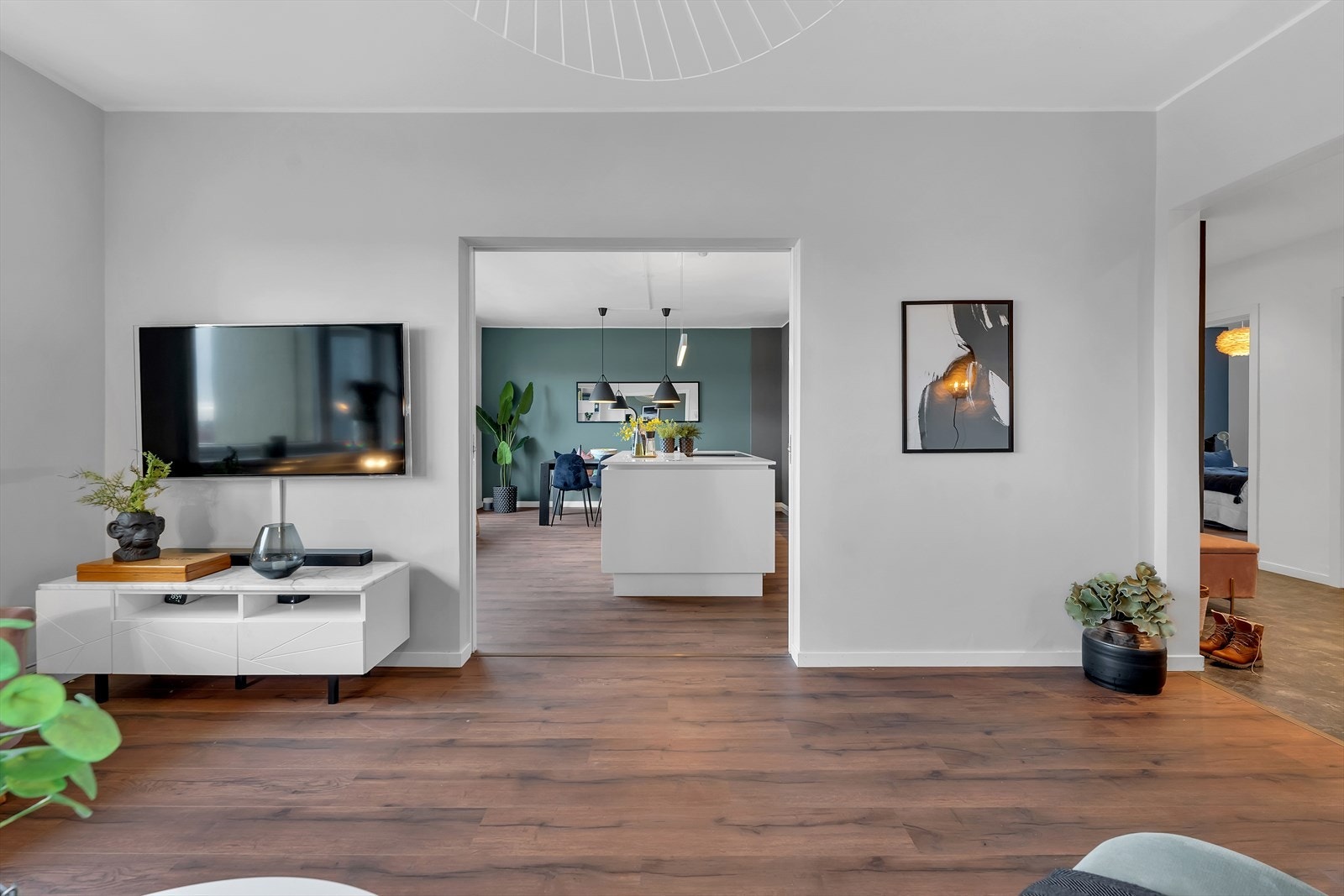 Dette er en nydelig 4-roms leilighet i 6. etasje (heis i bygget) med mye dagslys samt en sosial og familievennlig planløsning. Galleribilde
