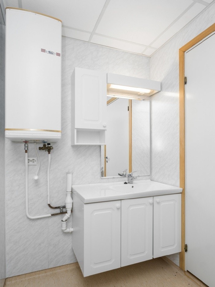 Bad med toalett og dusj.
Mulighet for vaskemaskin. Galleribilde