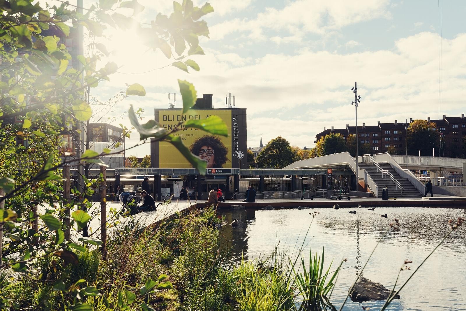 Ensjø torg med Ensjø T-bane stasjon. Her har du 4 linjer og 5 minutters reisevei til sentrum Galleribilde