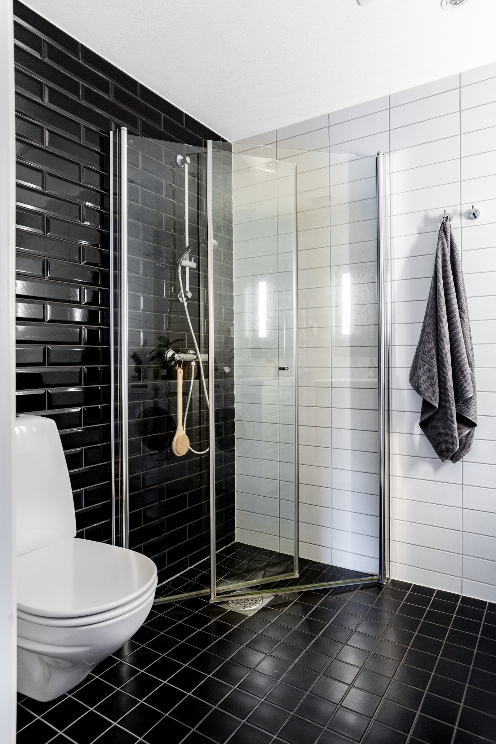 Badet er utstyrt med downlights og varmekabler og har opplegg til vaskemaskin og tørketrommel Galleribilde