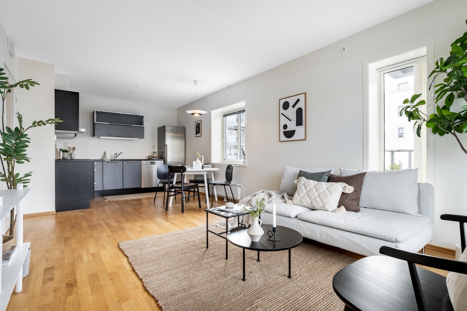 Fin plass til både sofa og spisebord Galleribilde