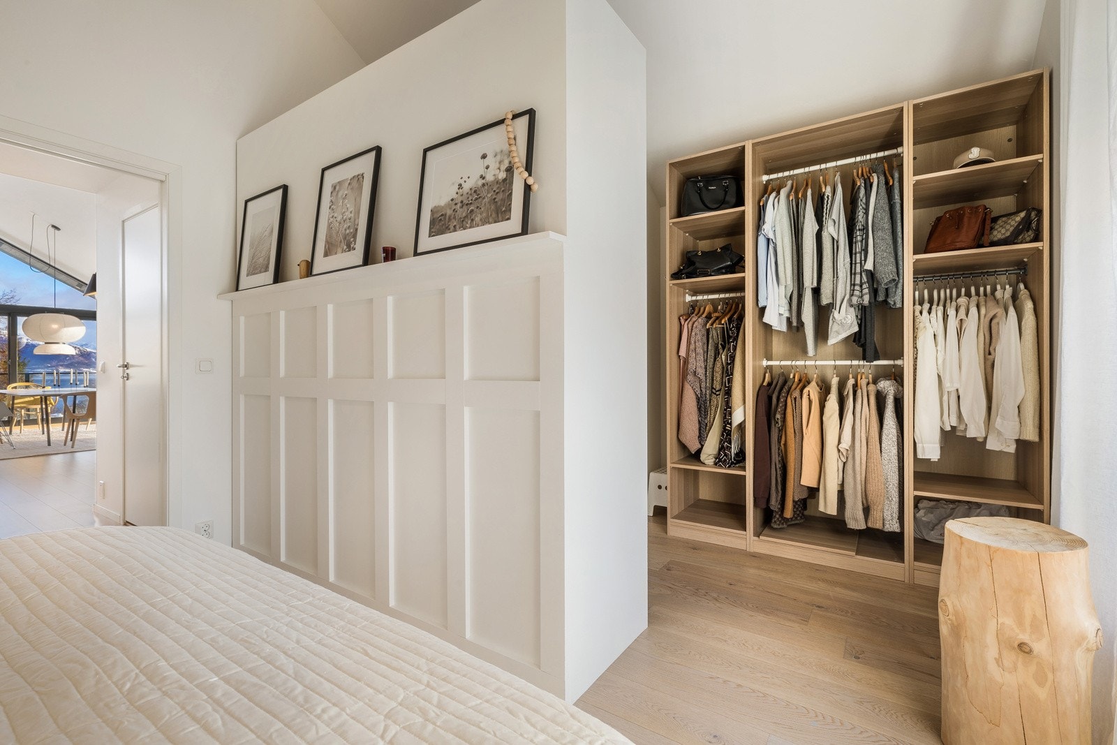 Store garderobeskap lager en sone for walk-in-closet Galleribilde