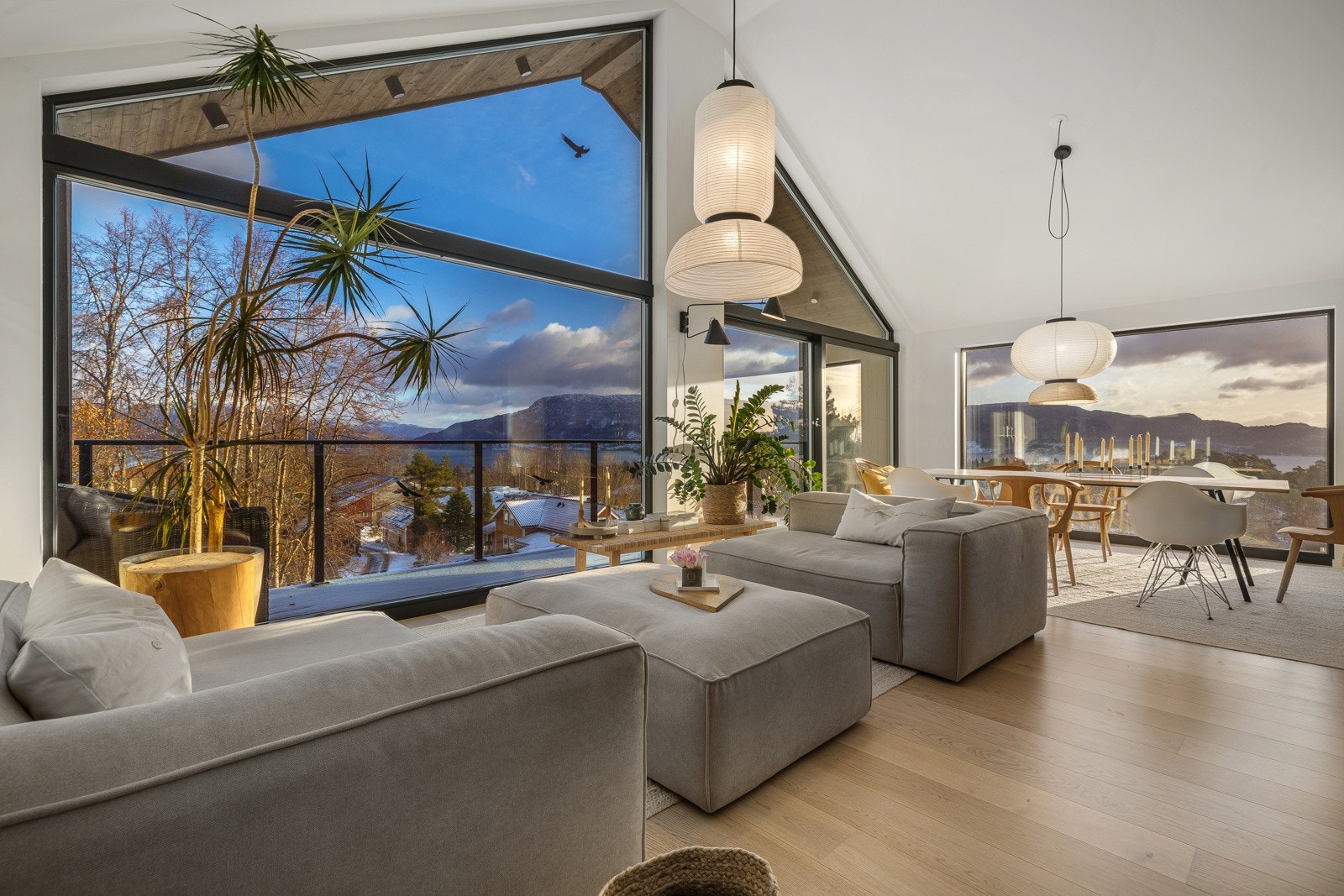 Boligen har enorm stue med åpen kjøkkenløsning på 65 kvm Galleribilde