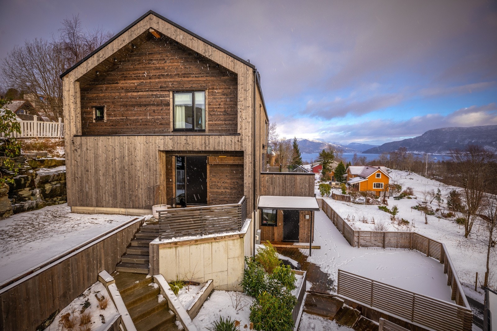 Tomten er opparbeidet med mange fine uteplasser som sikrer sol fra morgen til kveld Galleribilde