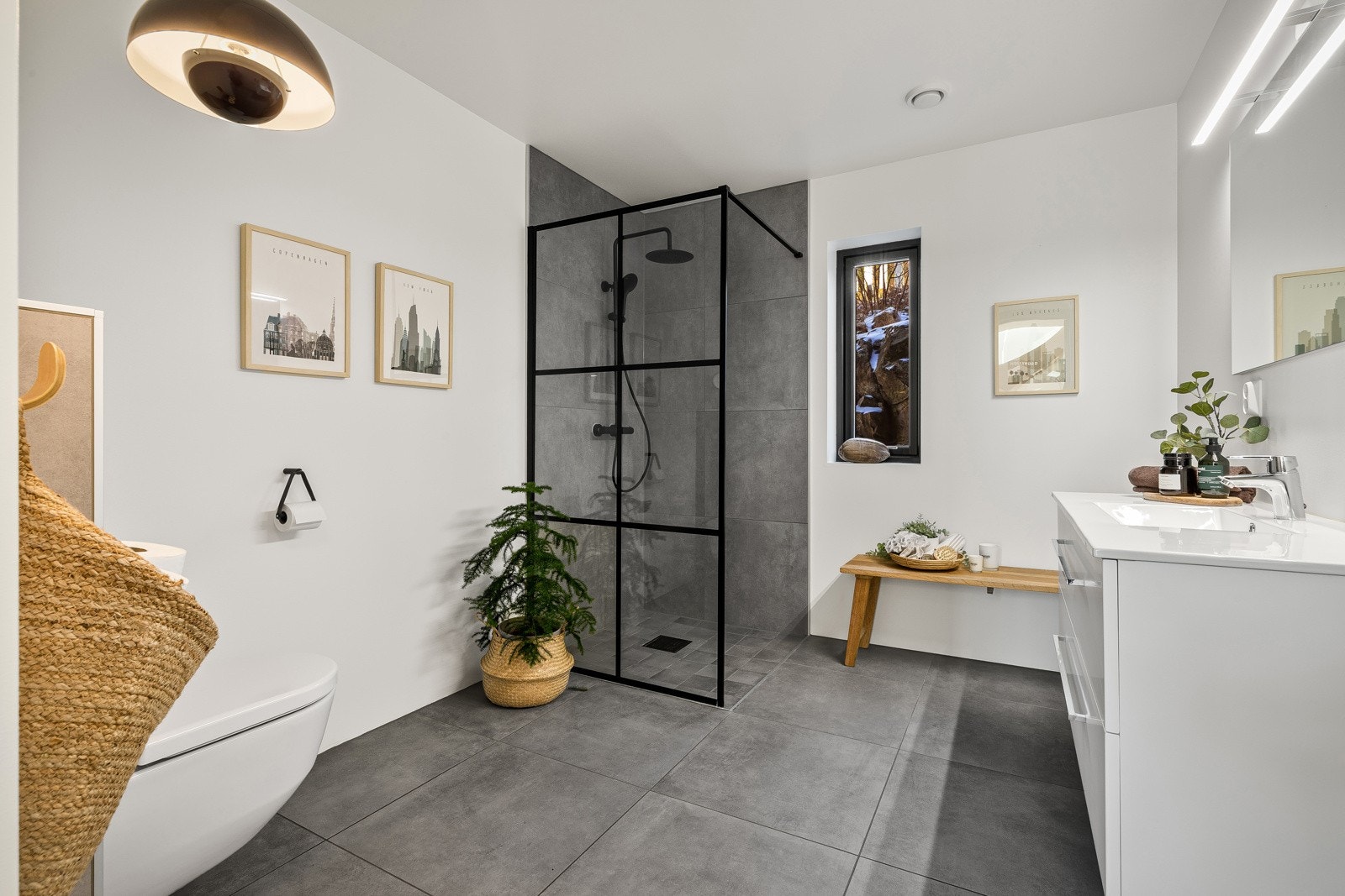 Stort og pent bad i førsteetasje Galleribilde