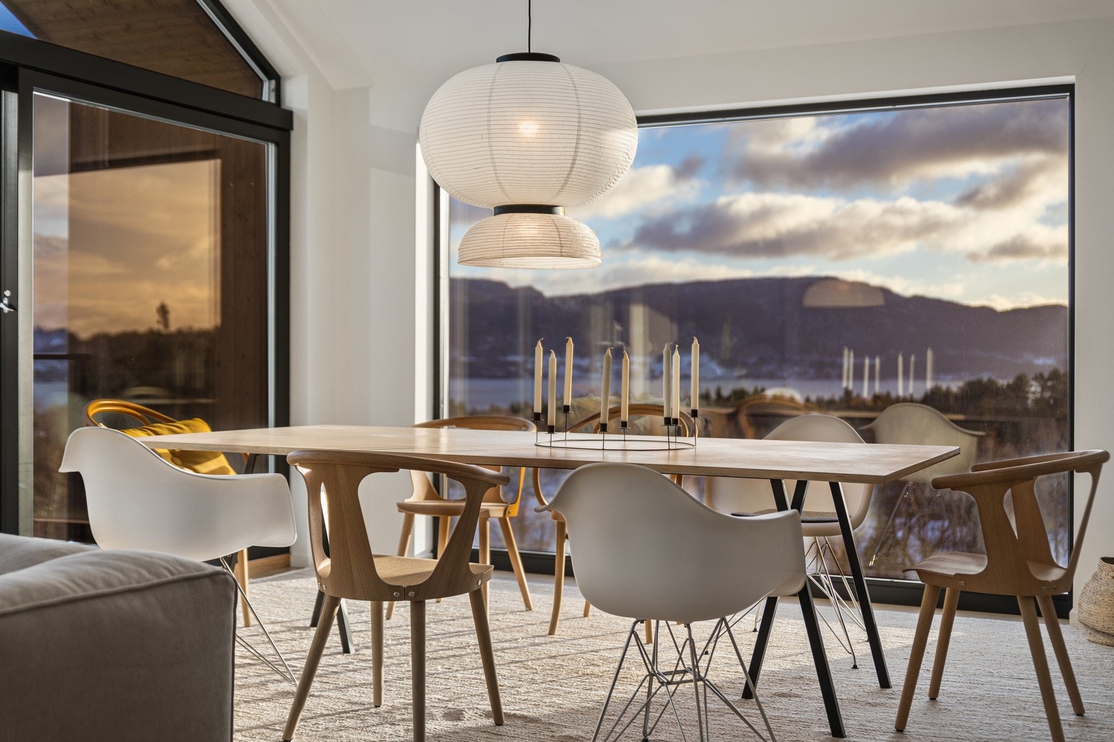 Stuen har god plass til spisebord for hele familien Galleribilde