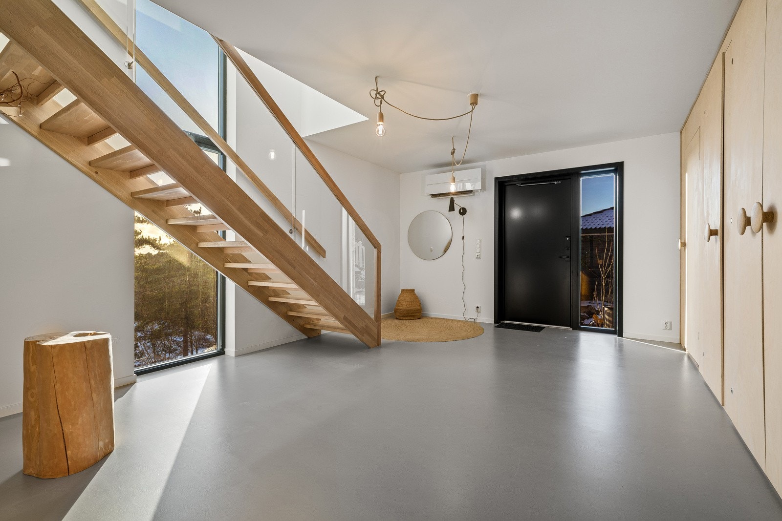 Romslig og luftig hall gir en fin velkomst Galleribilde