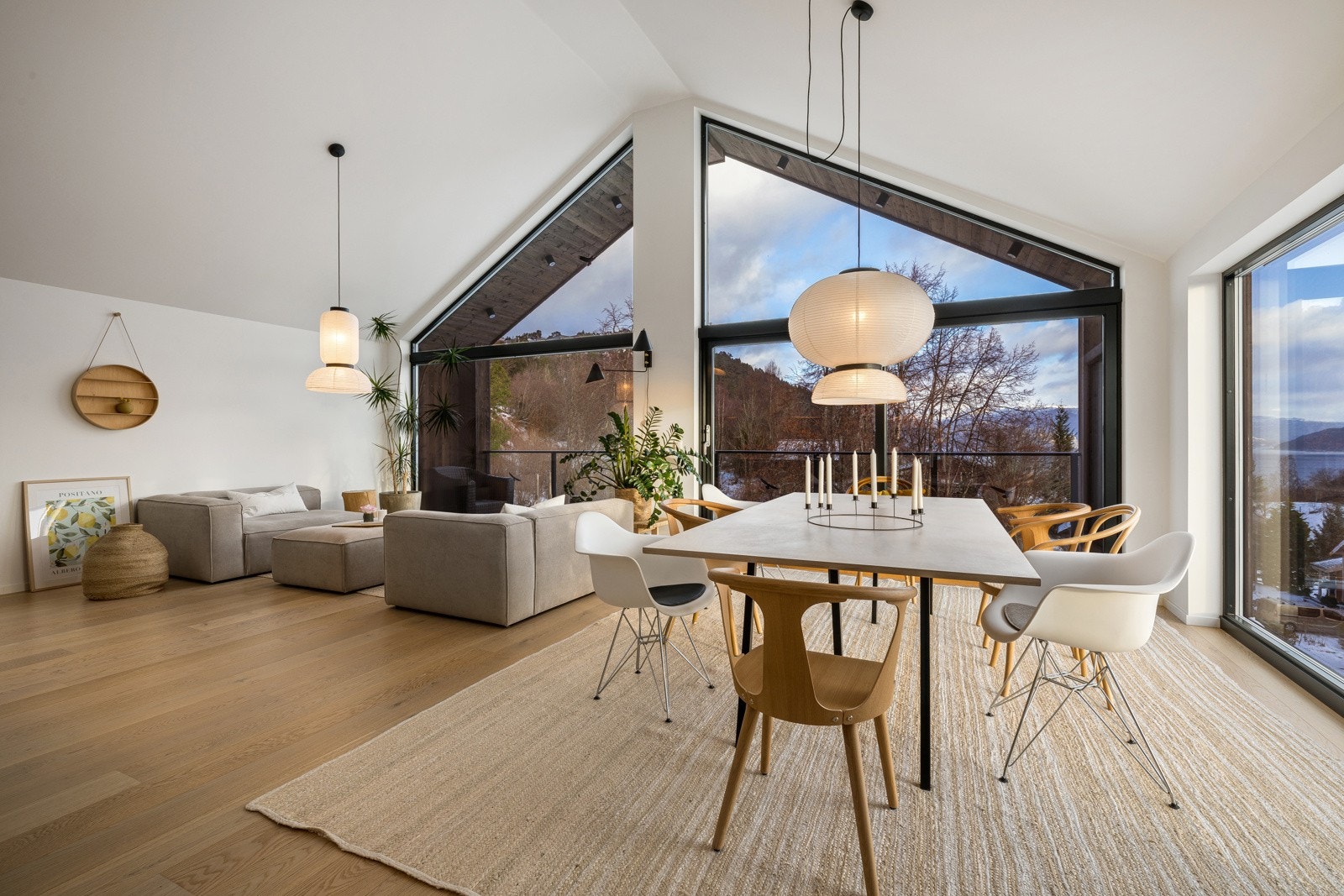 Takhøyde på opp til 4,3 meter gir en unik romfølelse i den store stuen Galleribilde