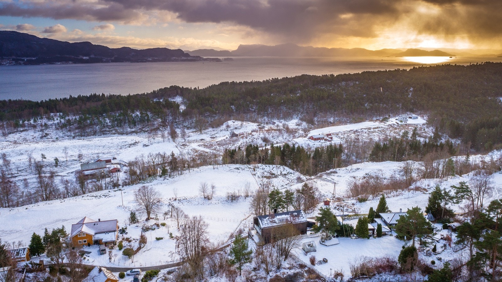 Boligen ligger midt mellom fjord og fjell Galleribilde