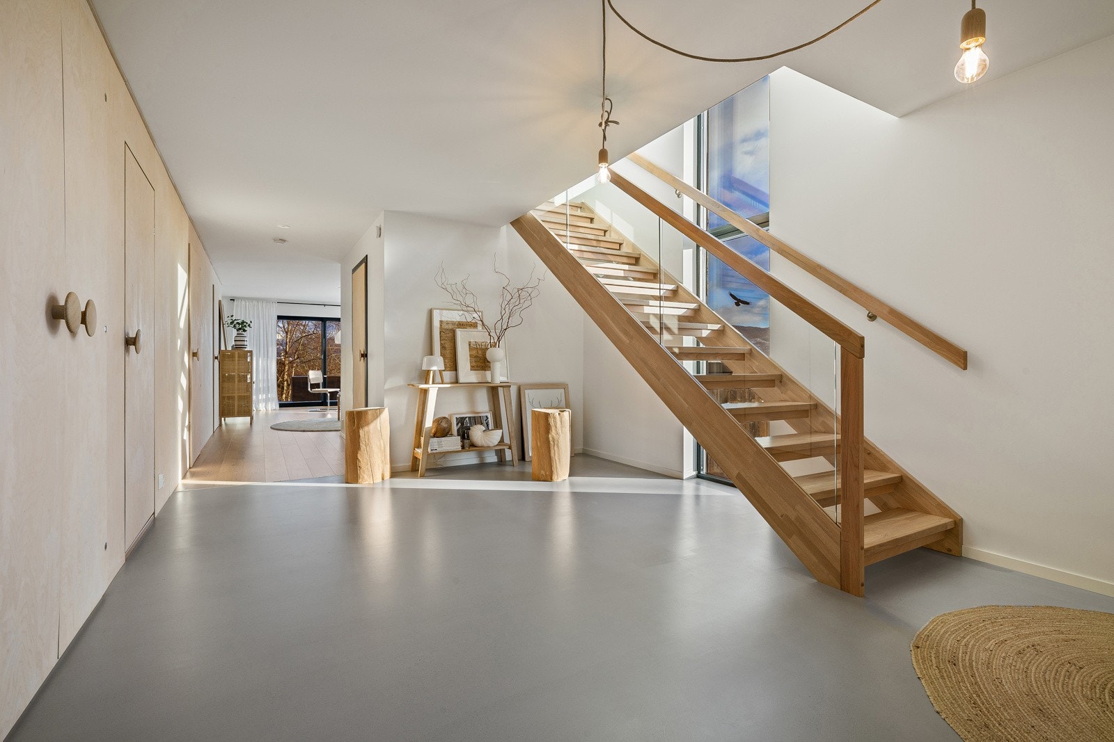 I førsteetasje kommer du inn i en rålekker entré/hall Galleribilde