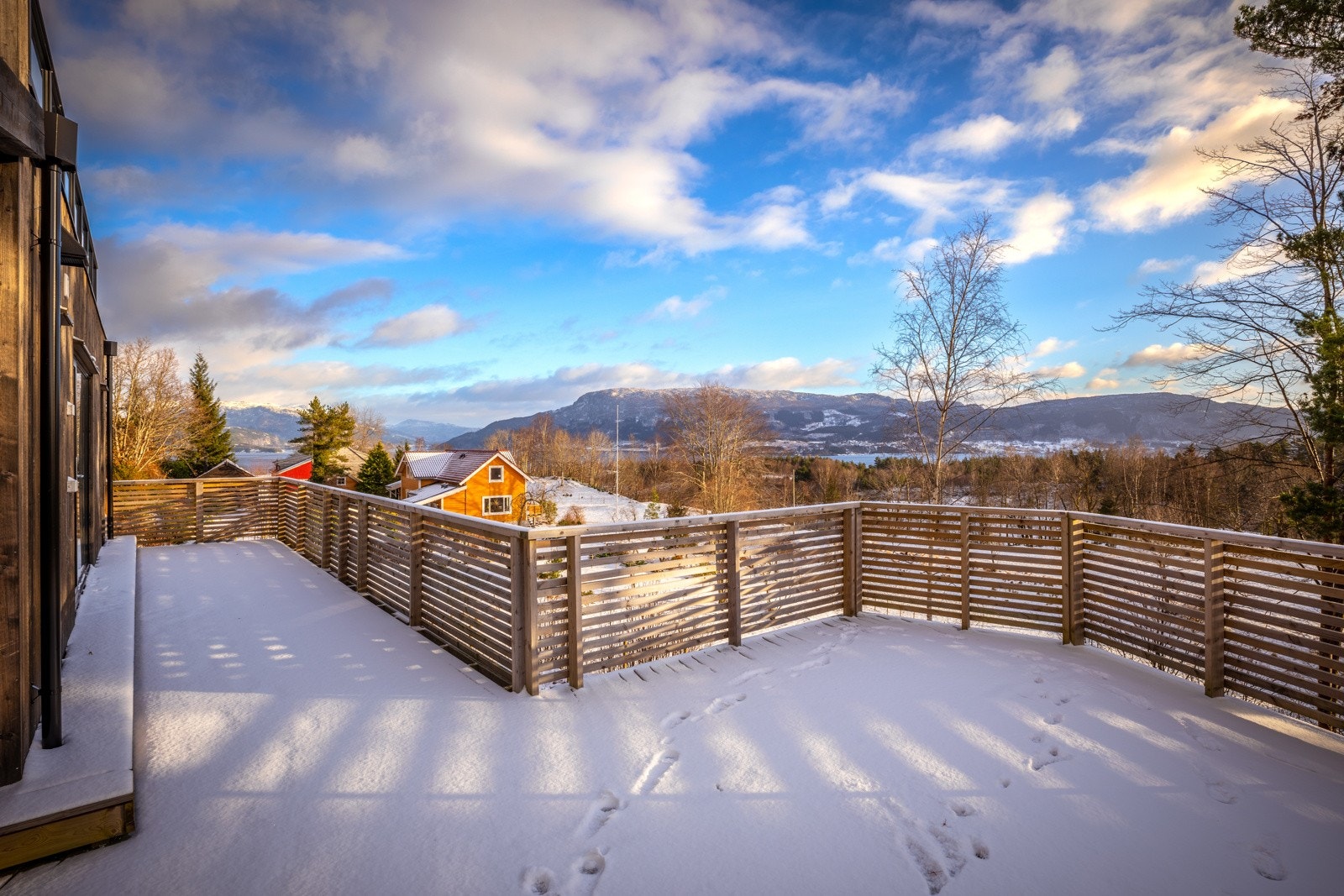 Leiligheten i underetasjen har egen uteplass Galleribilde