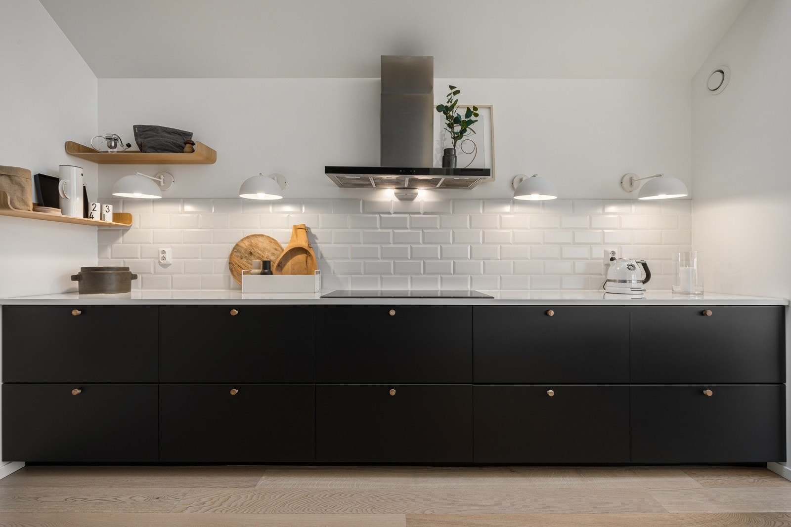 Induksjonstoppen er ekstra bred (90 cm). Praktisk når du skal lage mat til mange Galleribilde