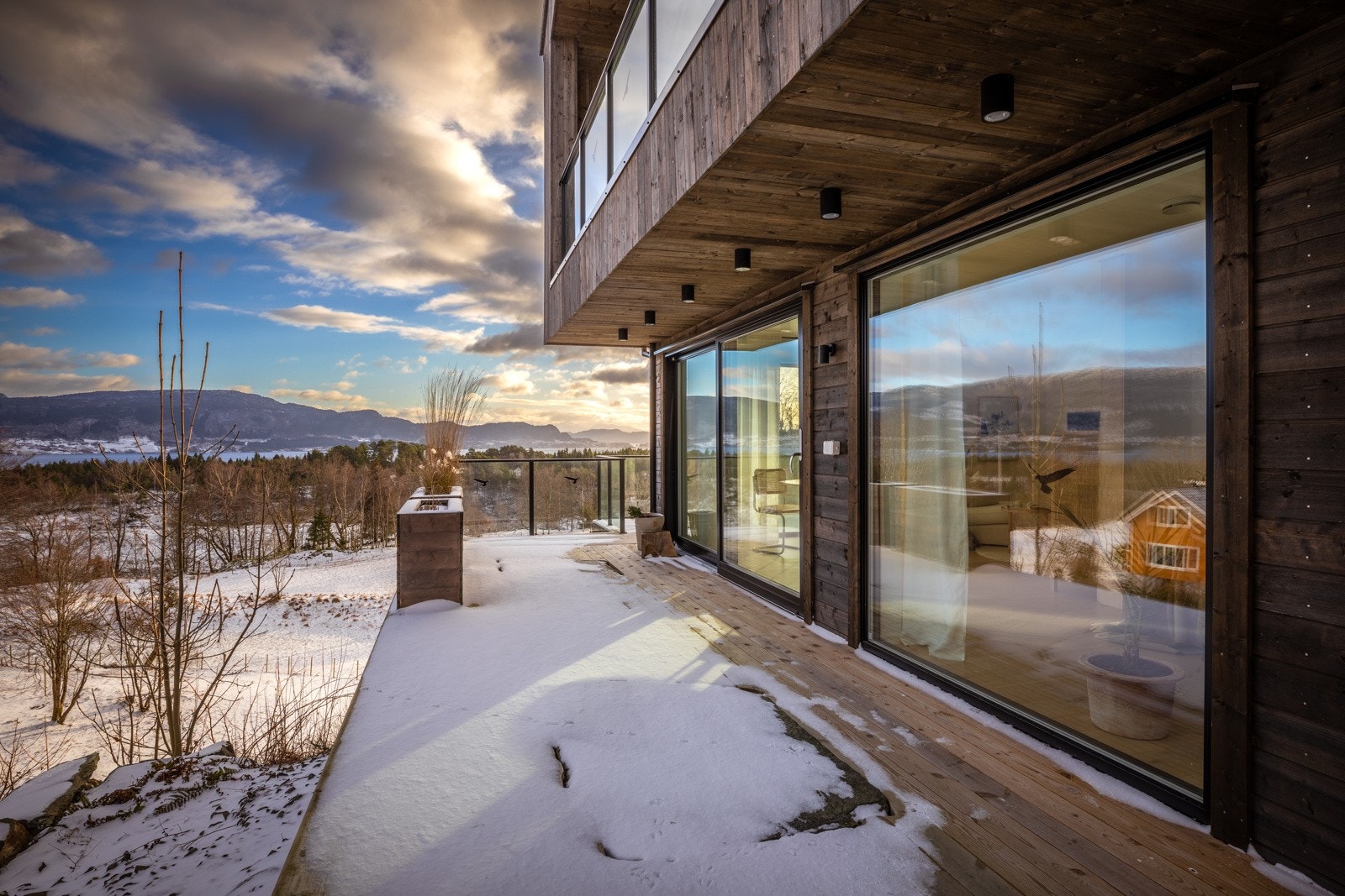 Fra TV-stuen er det utgang til stor terrasse Galleribilde