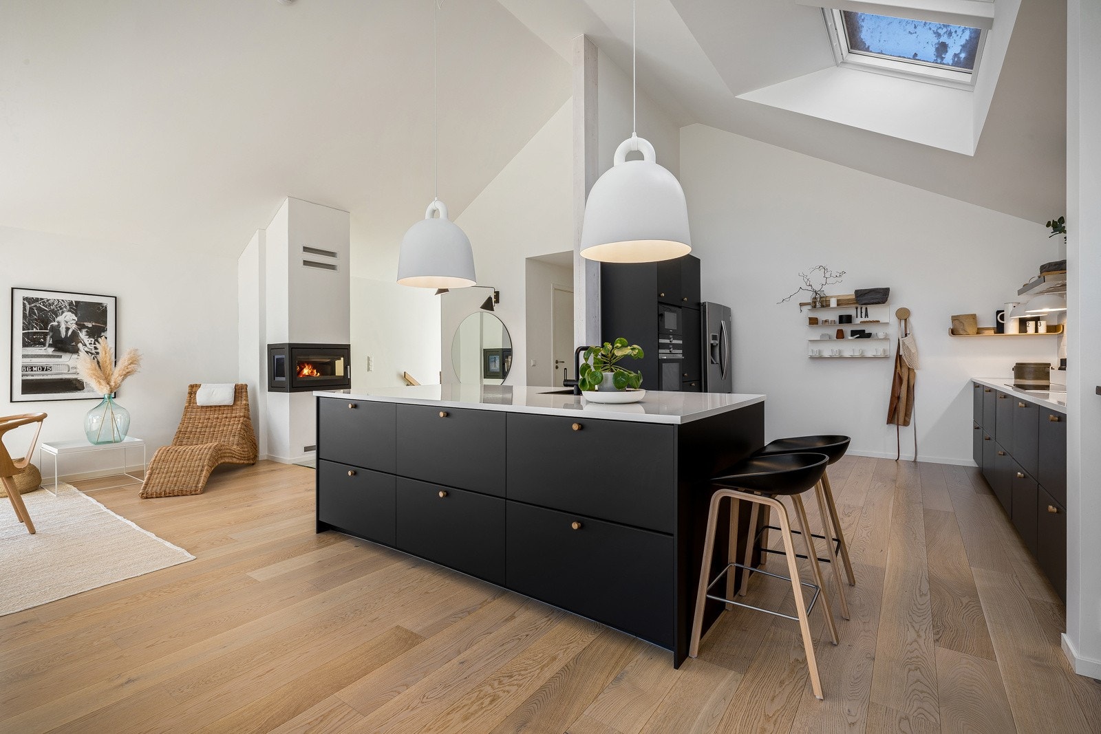 Kjøkkenøyen skaper et naturlig skille mellom stuen og kjøkkenet Galleribilde