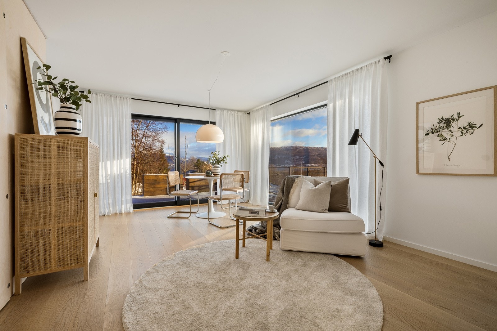 TV-stuen i førsteetasje er hele 28 kvm Galleribilde